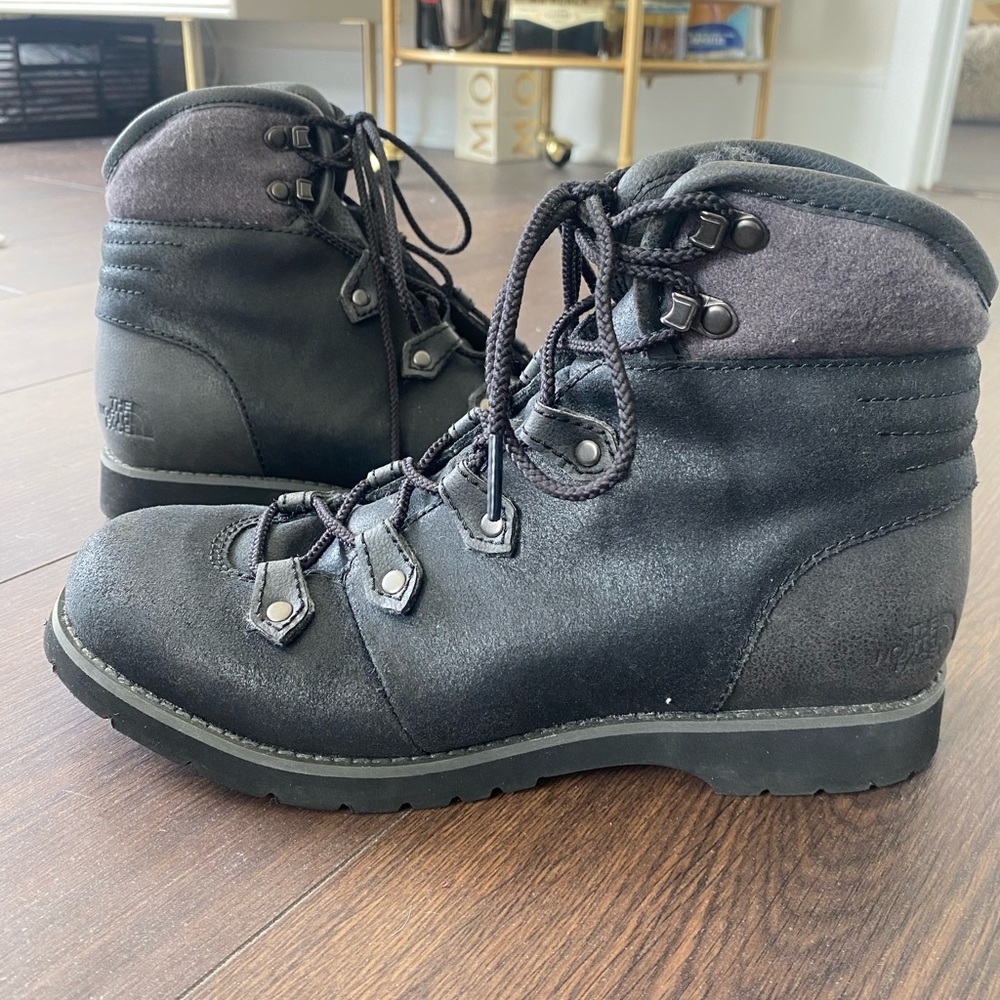 Women’s The North Face Winter Boot (ice pick grip snow show), size 8